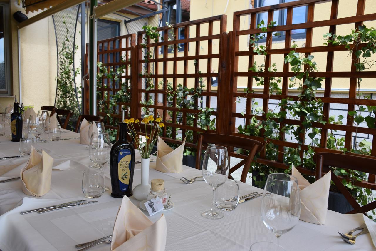 Restaurant Bric Dekani Exterior photo